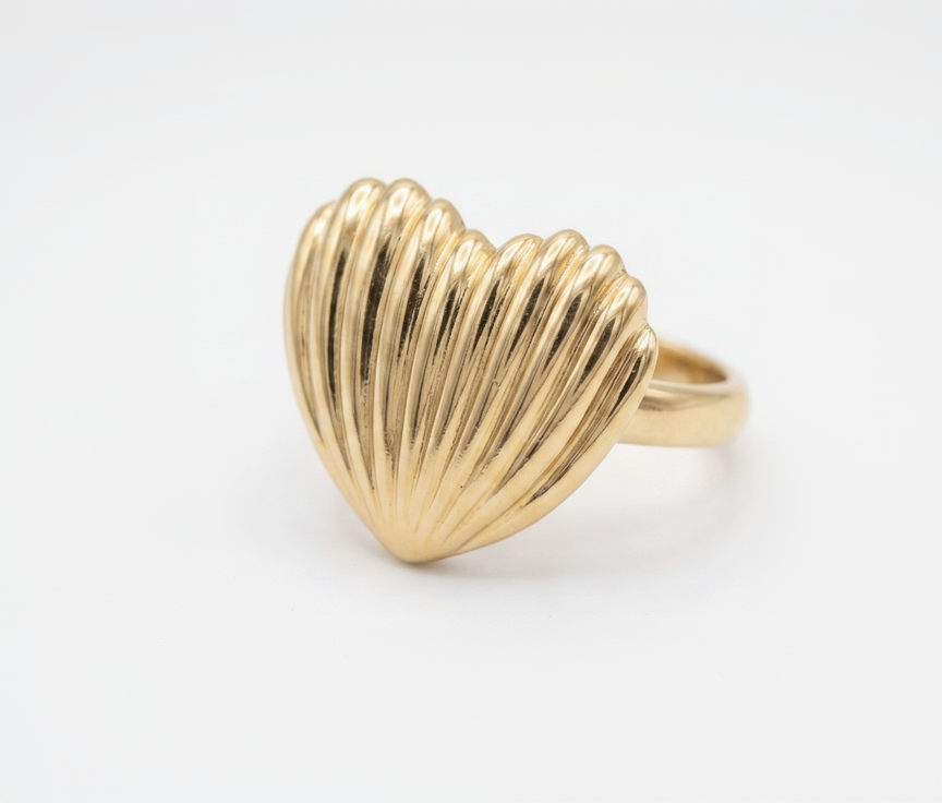 Gold shell-shaped ring 
